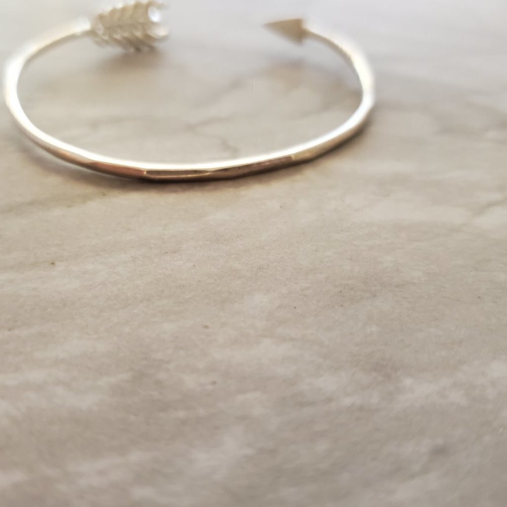 🏹 Stella and Dot Dainty Minimalist Gilded Arrow Cuff Bangle Bracelet 🏹 - Picture 3 of 6